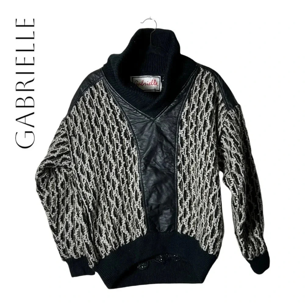 2042. GABRIELLE KNITTED PULL OVER COAT WITH GUIENE LEATHER SIZE SMALL GRAY/BROWN